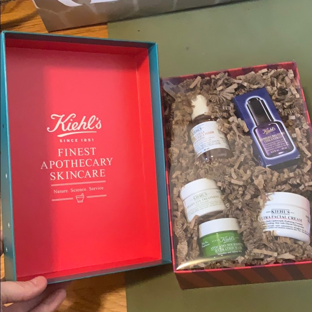 Kiehls skincare gift set 💯